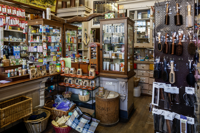 913405 Interieur van Drogisterij Woortman (Neude 3) te Utrecht.